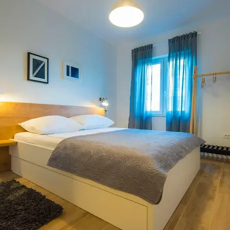 1 2 3 Apartment *