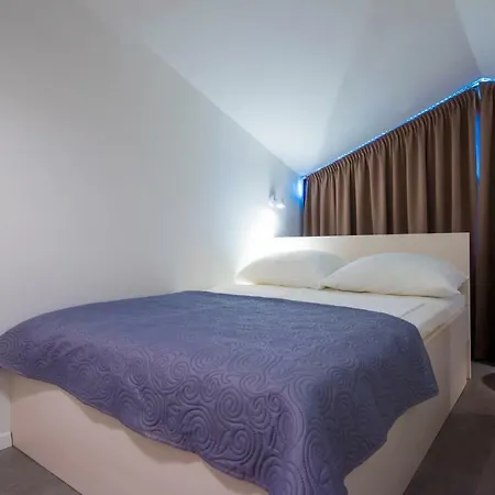 1 2 3 Apartment *
